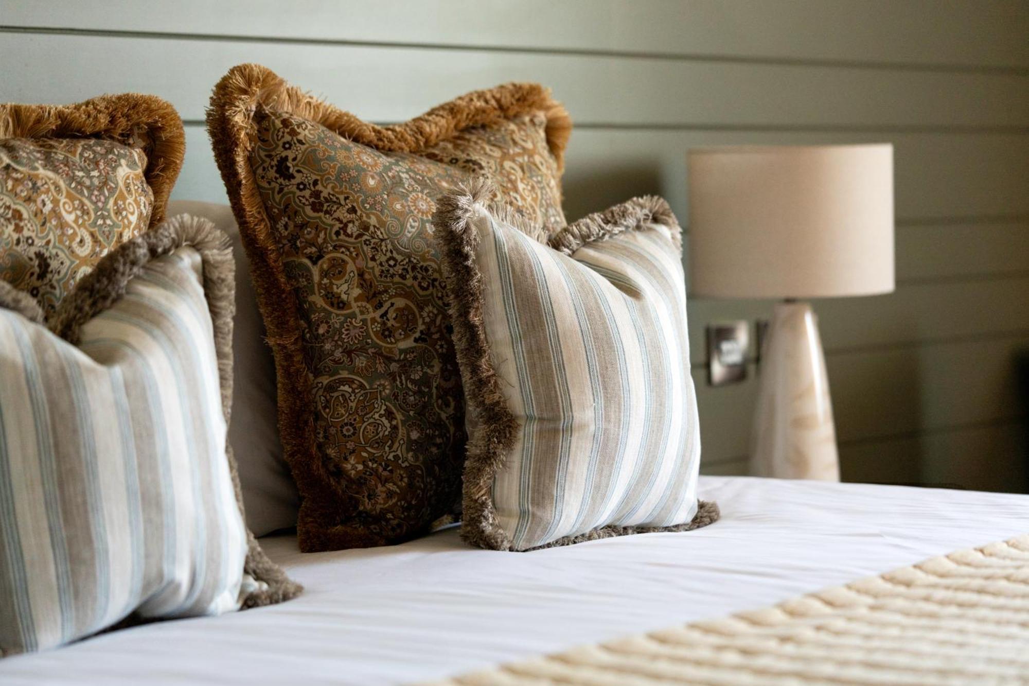 Crown Hotel Chertsey Zewnętrze zdjęcie