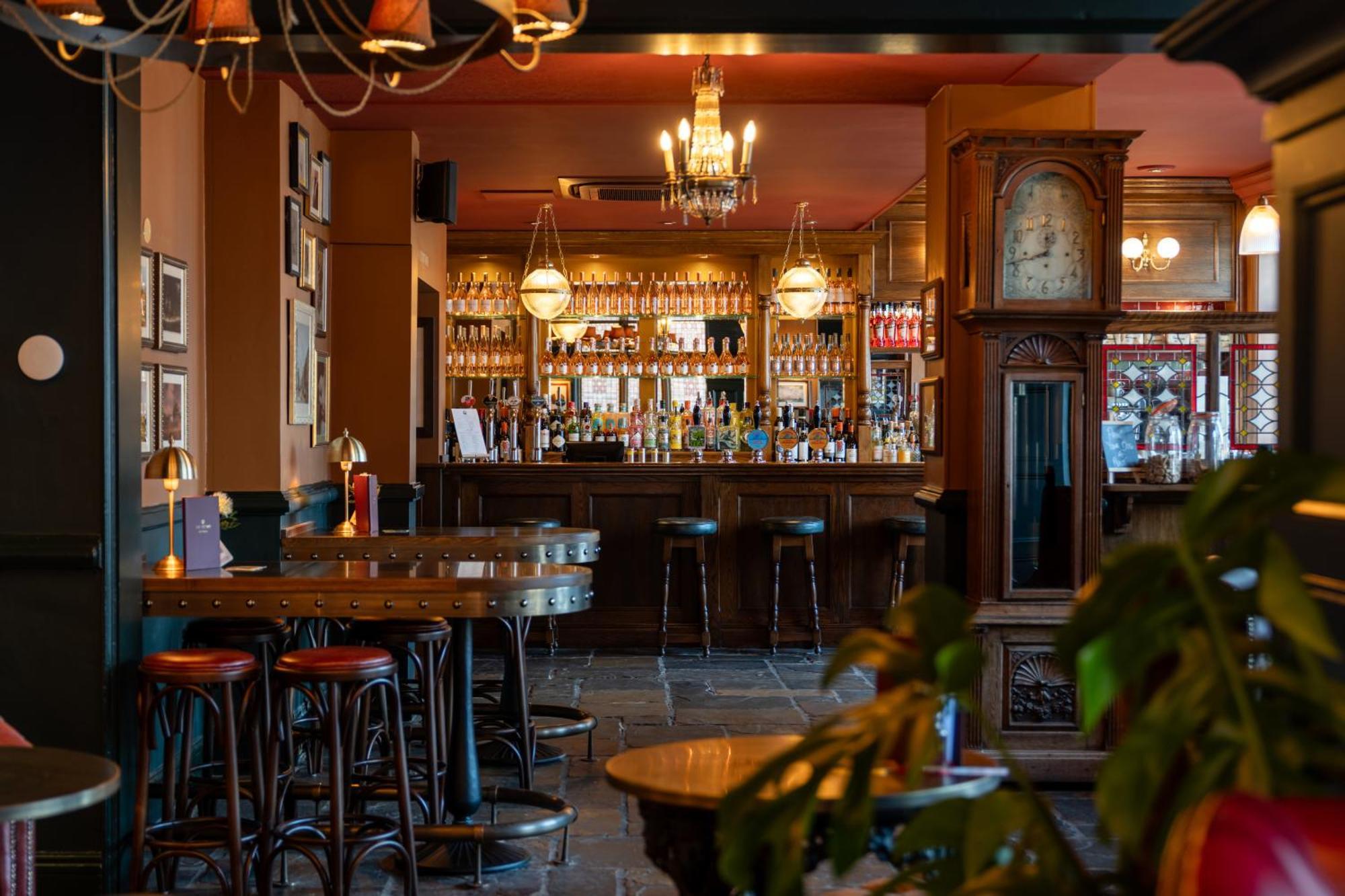 Crown Hotel Chertsey Zewnętrze zdjęcie