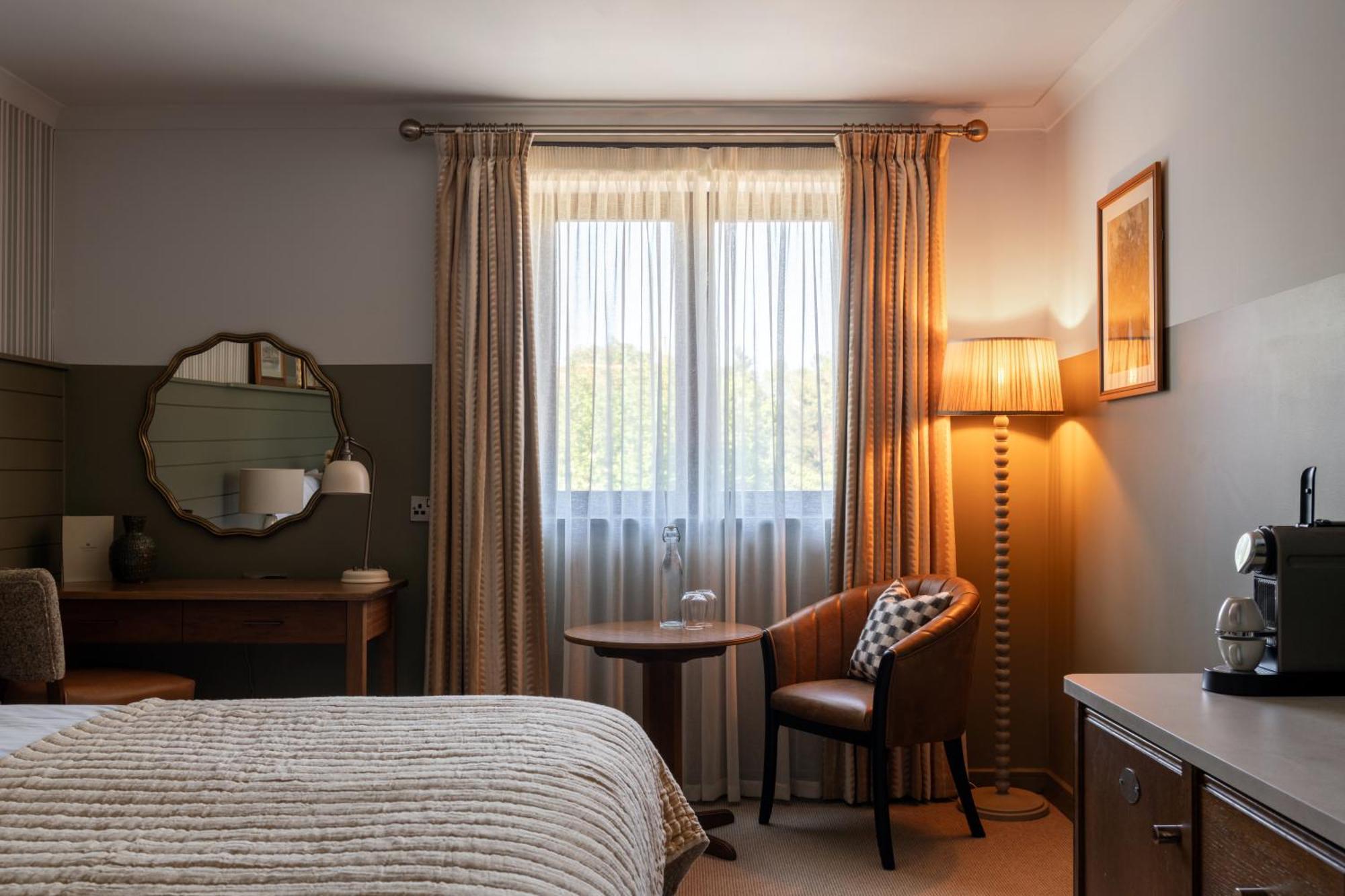 Crown Hotel Chertsey Zewnętrze zdjęcie
