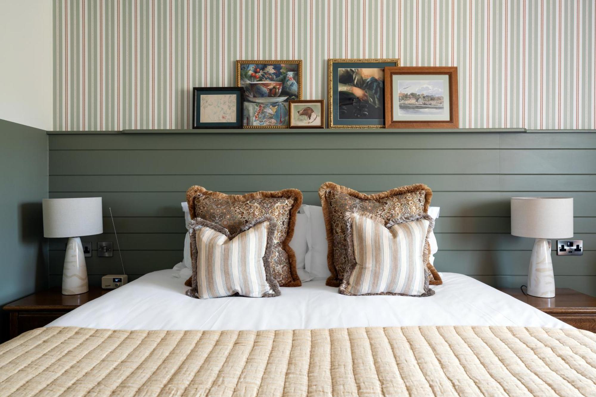 Crown Hotel Chertsey Zewnętrze zdjęcie