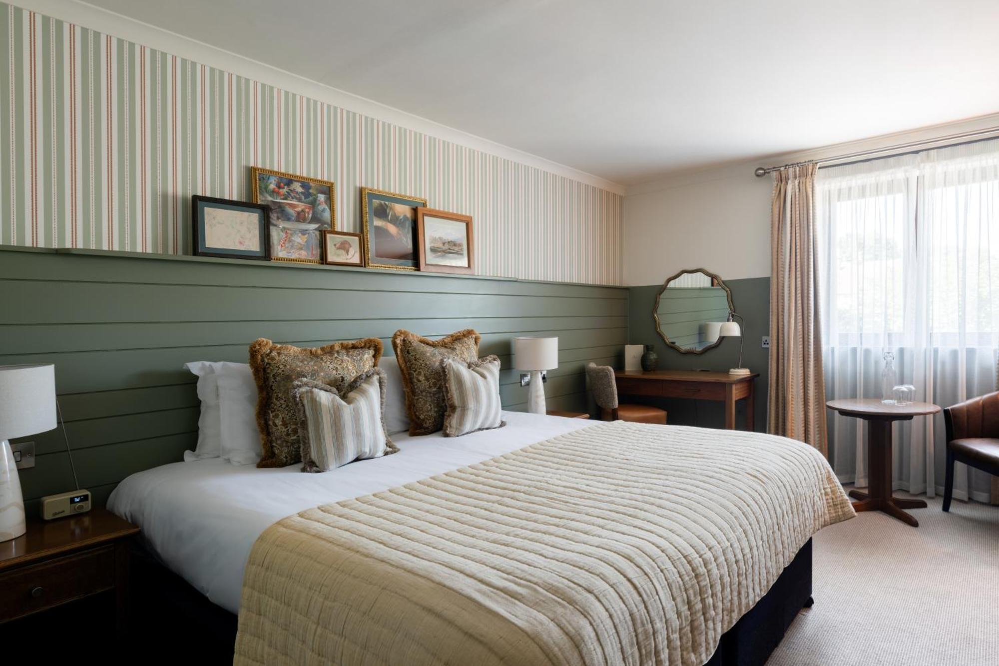 Crown Hotel Chertsey Zewnętrze zdjęcie