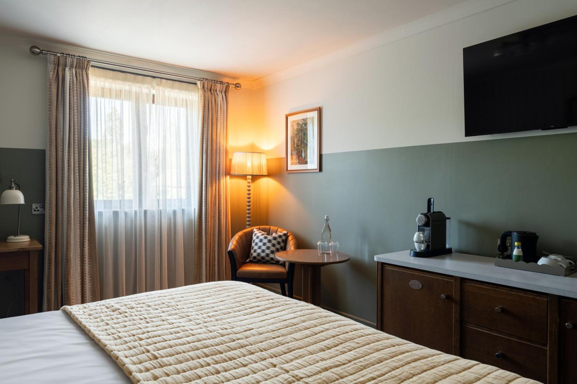Crown Hotel Chertsey Zewnętrze zdjęcie