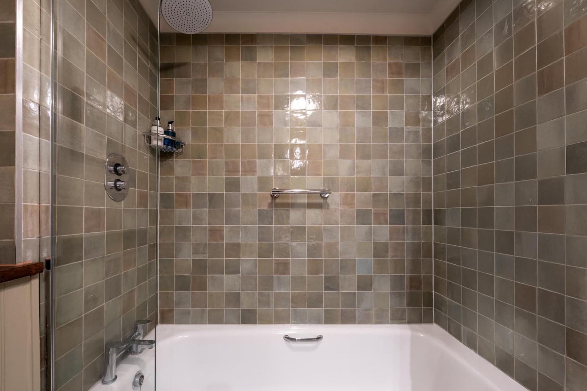 Crown Hotel Chertsey Zewnętrze zdjęcie