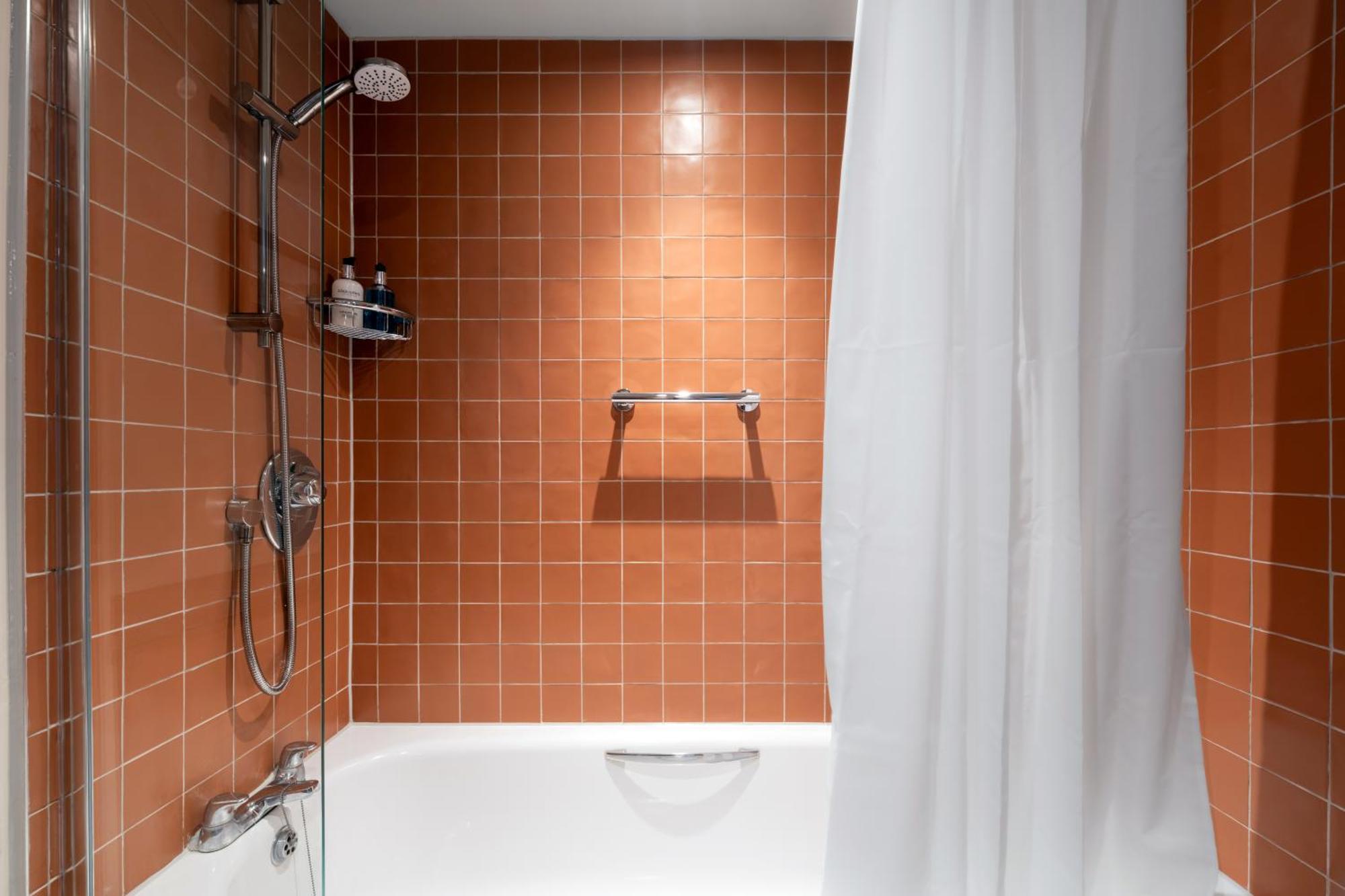 Crown Hotel Chertsey Zewnętrze zdjęcie