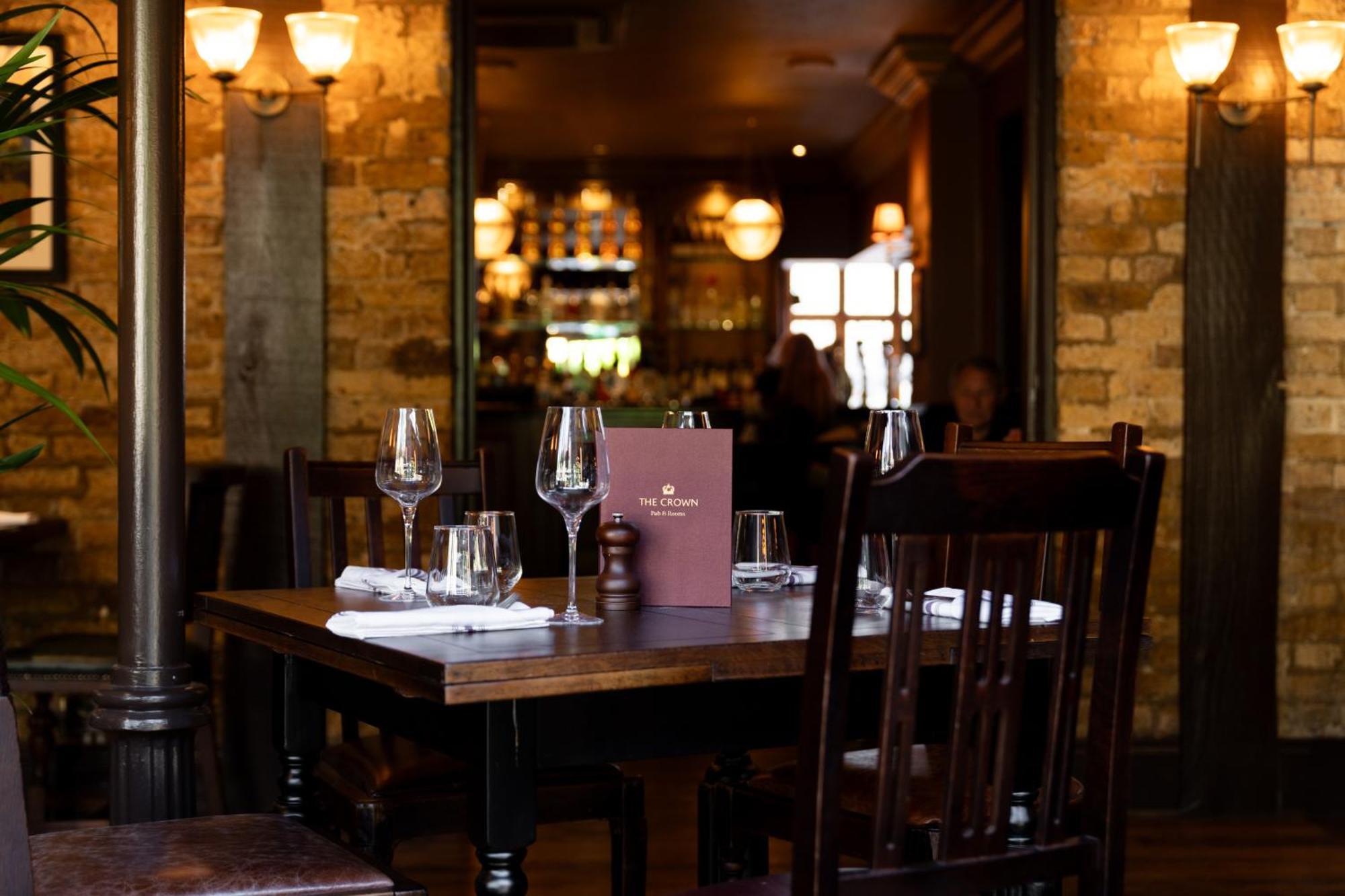 Crown Hotel Chertsey Zewnętrze zdjęcie