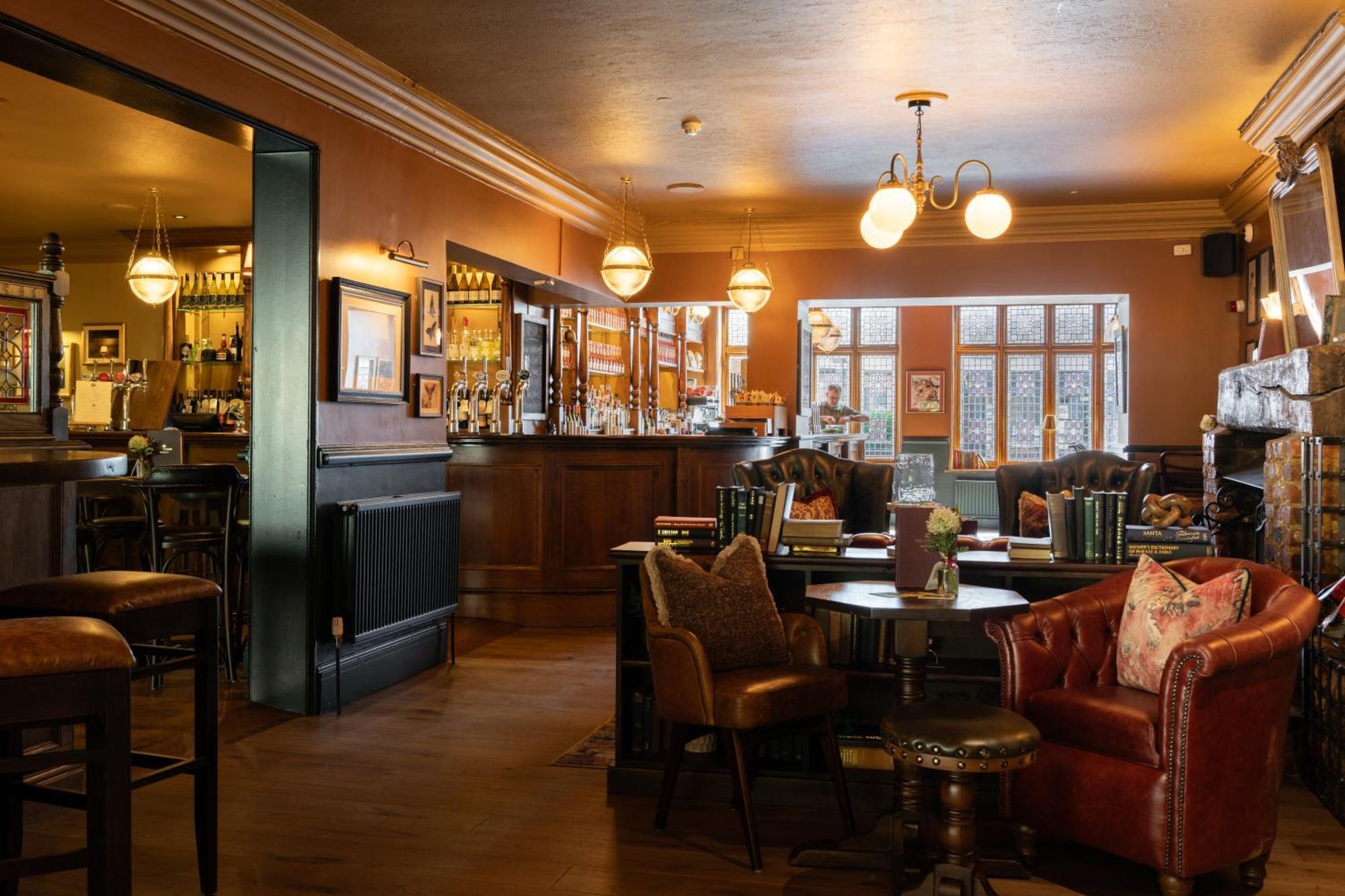 Crown Hotel Chertsey Zewnętrze zdjęcie