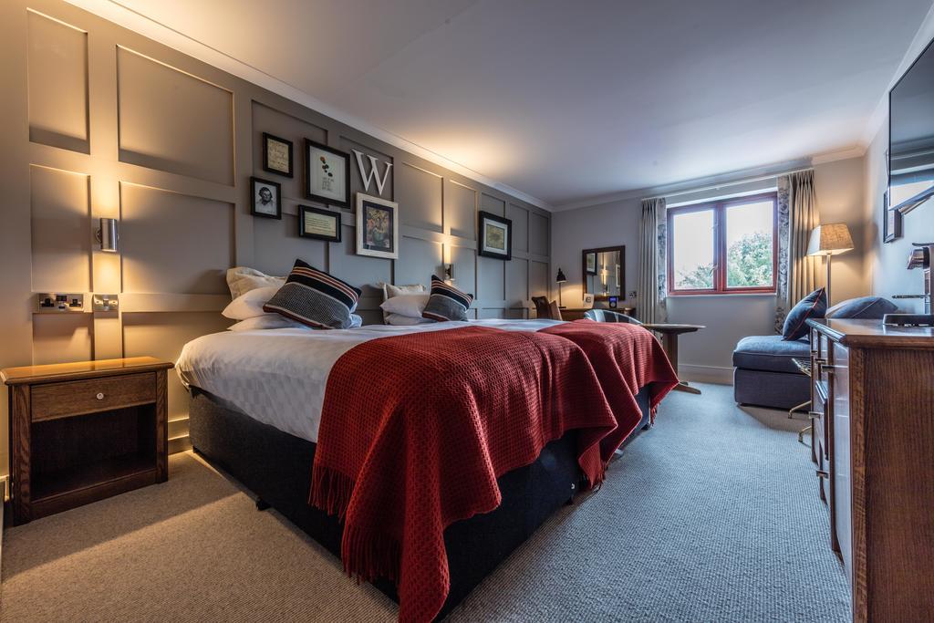 Crown Hotel Chertsey Zewnętrze zdjęcie