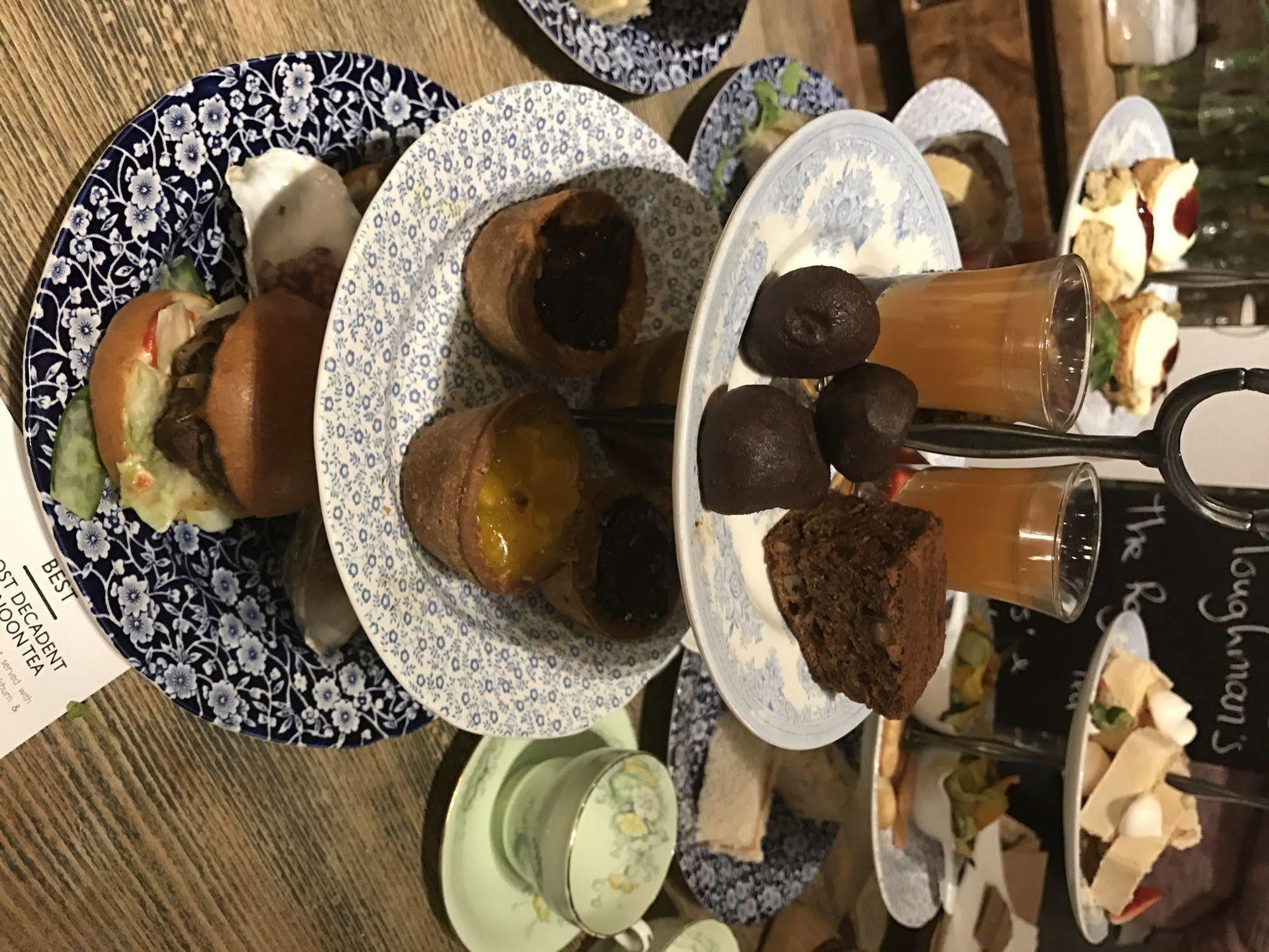 Crown Hotel Chertsey Zewnętrze zdjęcie