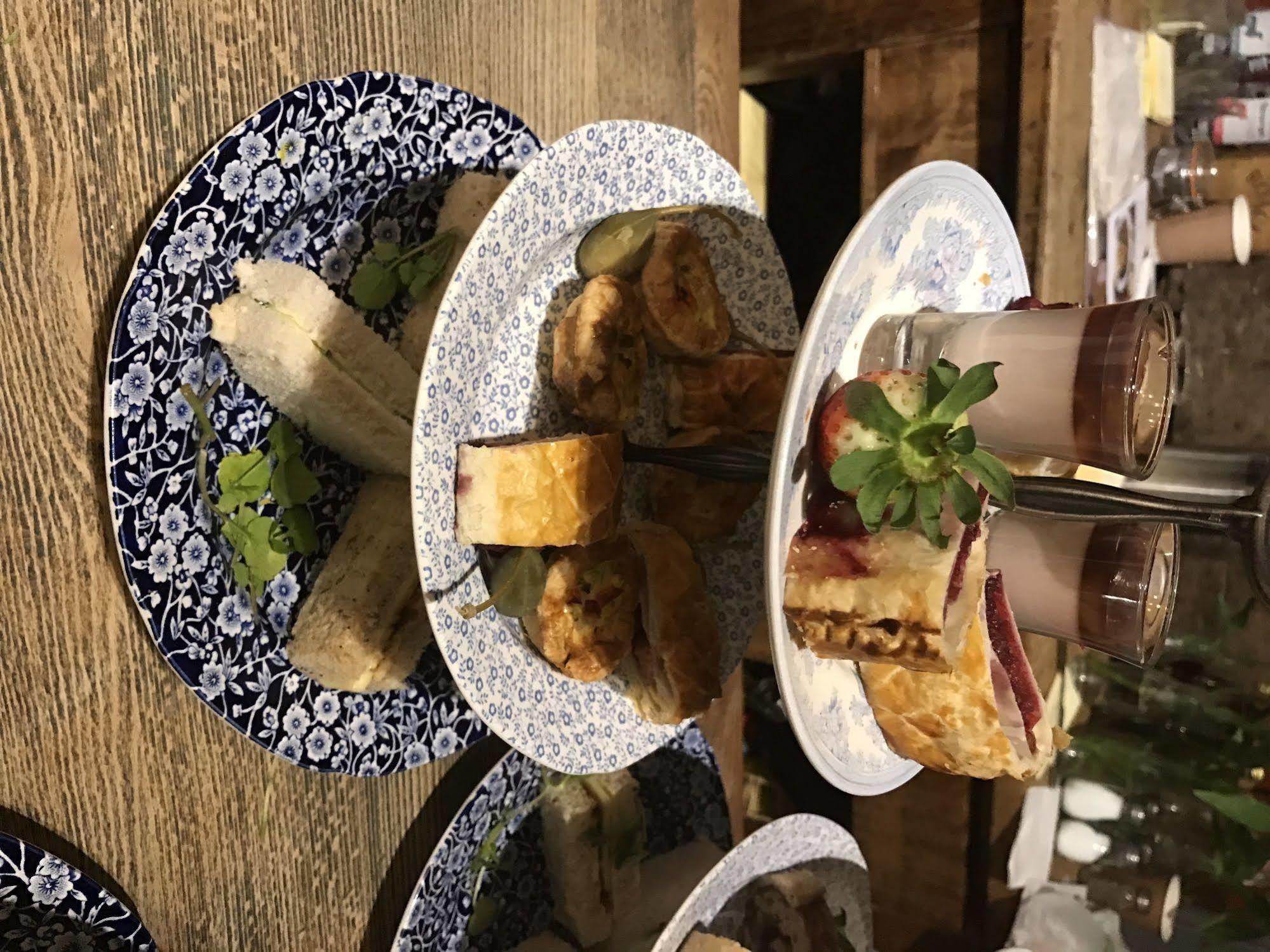 Crown Hotel Chertsey Zewnętrze zdjęcie