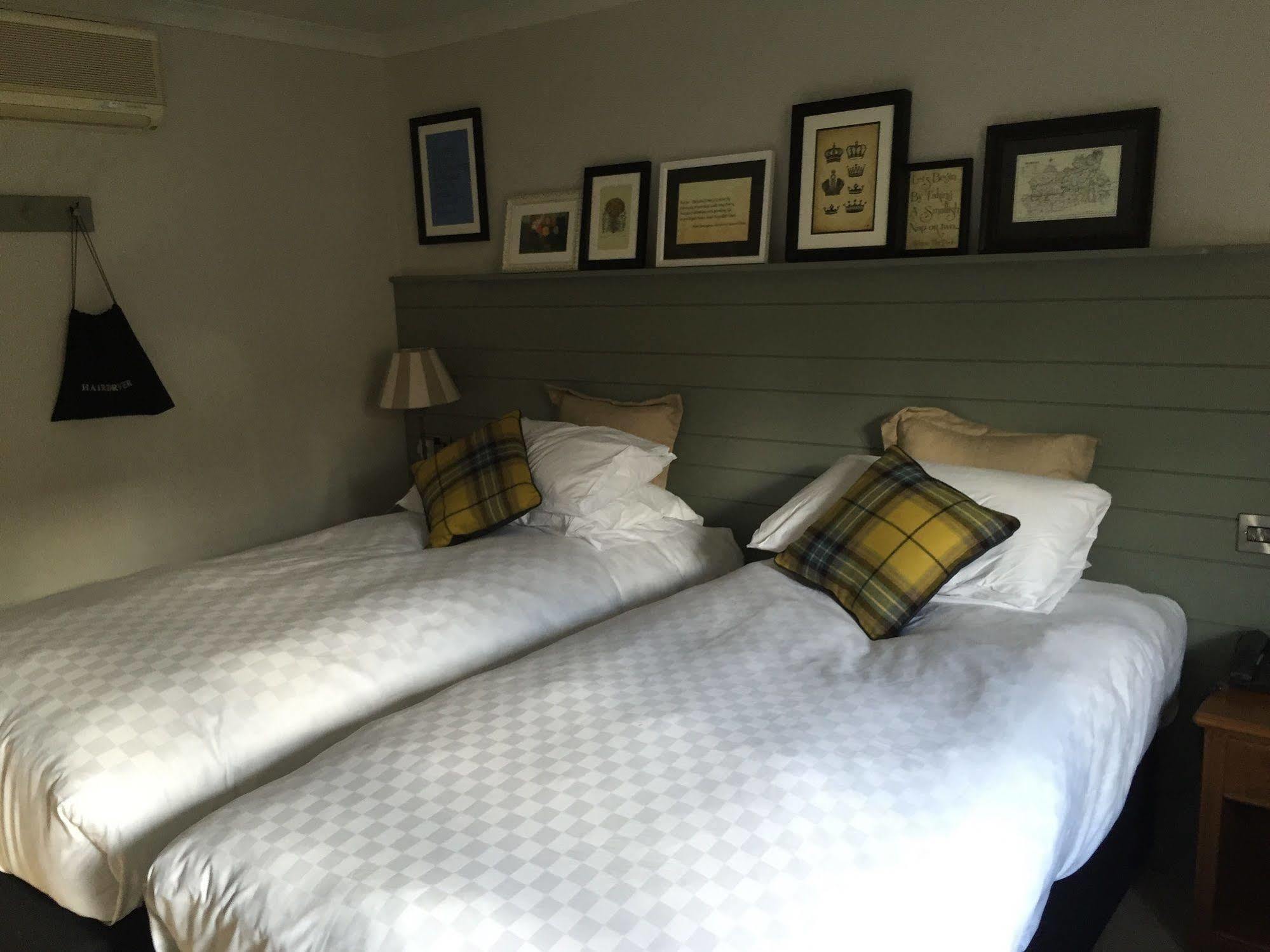 Crown Hotel Chertsey Zewnętrze zdjęcie