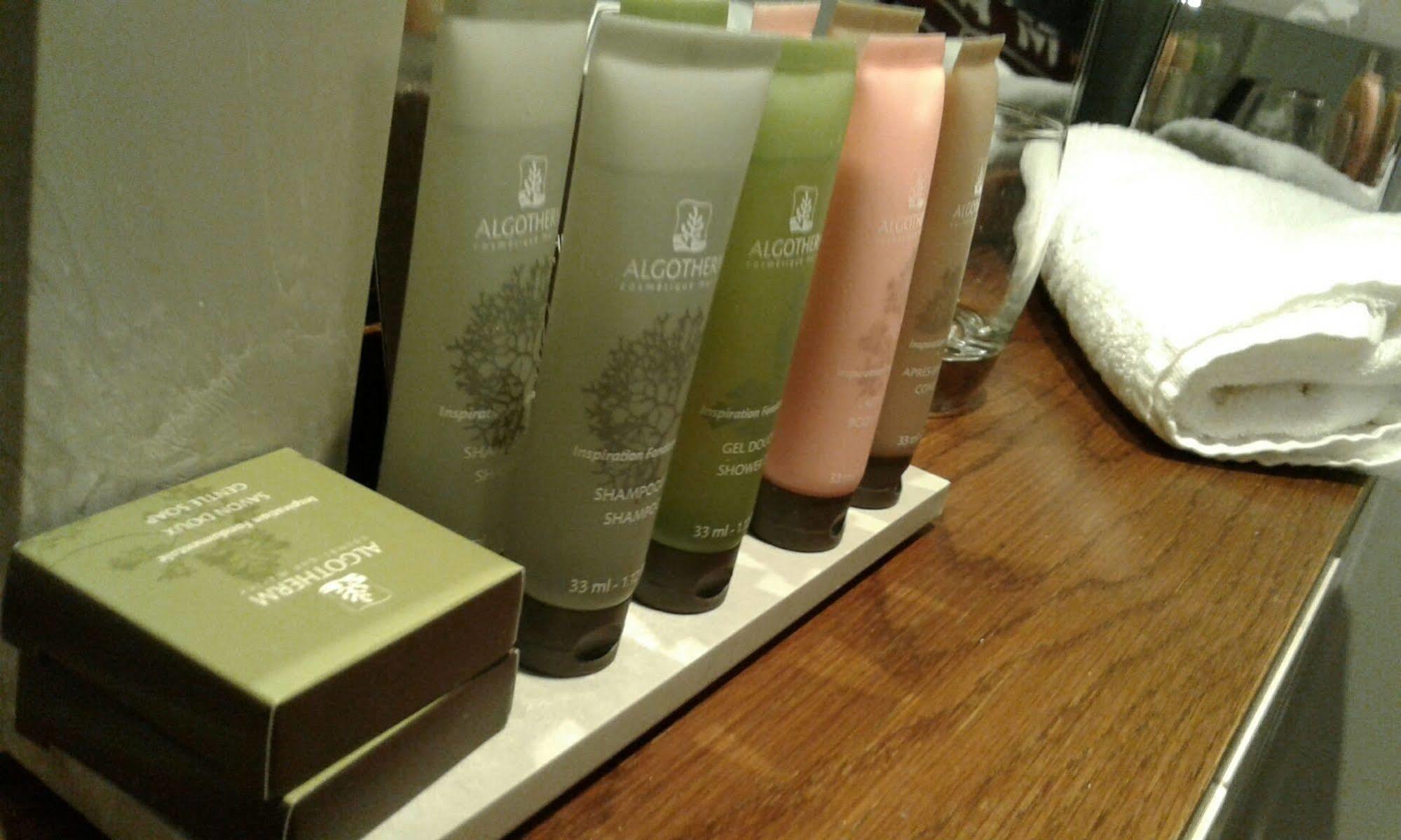Crown Hotel Chertsey Zewnętrze zdjęcie