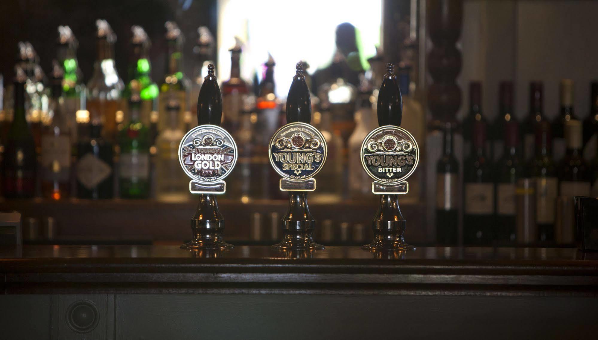 Crown Hotel Chertsey Zewnętrze zdjęcie