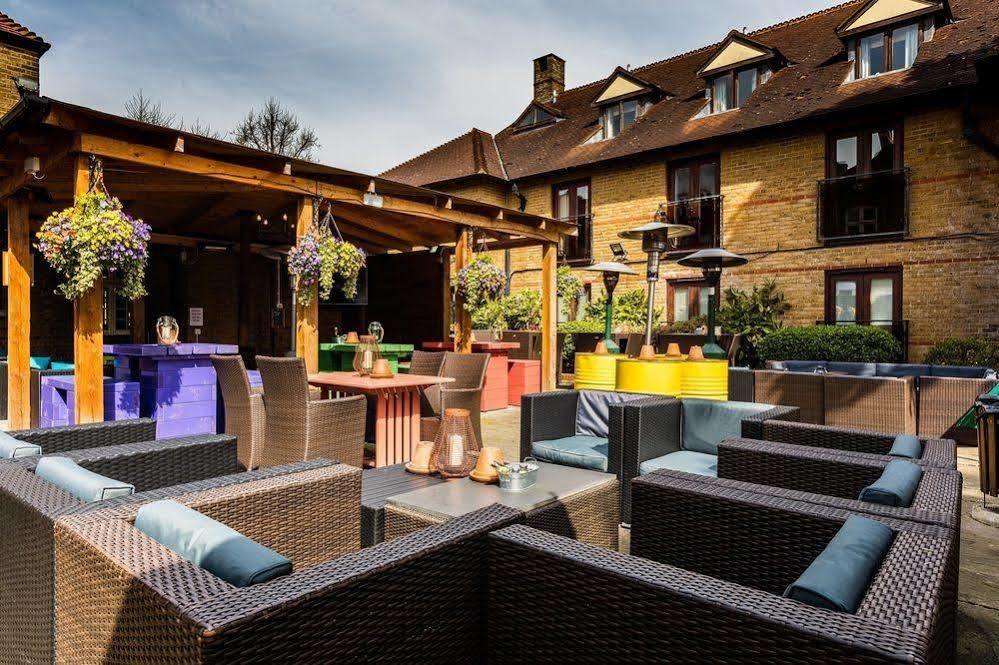 Crown Hotel Chertsey Zewnętrze zdjęcie