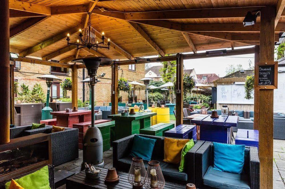 Crown Hotel Chertsey Zewnętrze zdjęcie