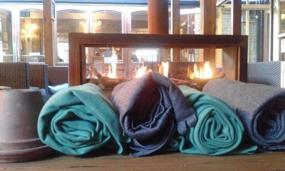 Crown Hotel Chertsey Zewnętrze zdjęcie