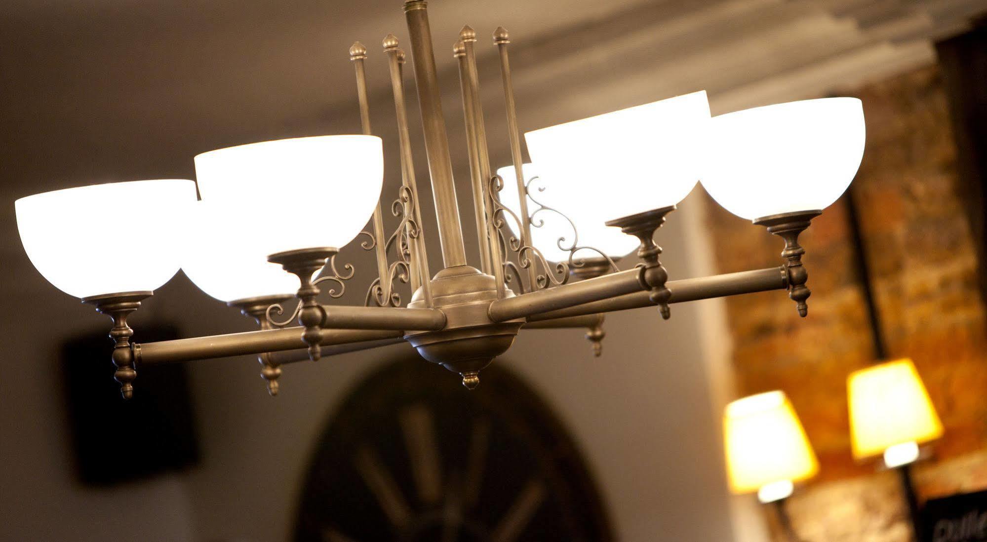 Crown Hotel Chertsey Zewnętrze zdjęcie