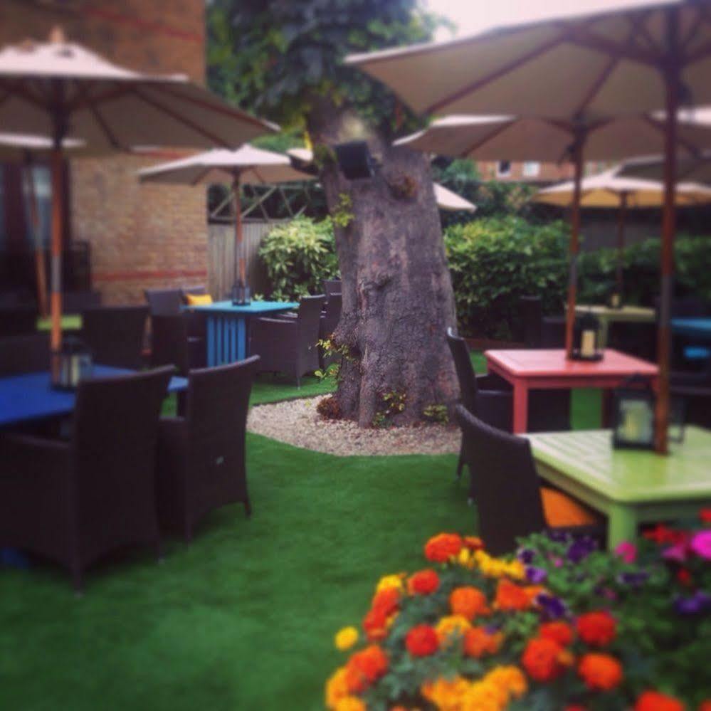 Crown Hotel Chertsey Zewnętrze zdjęcie