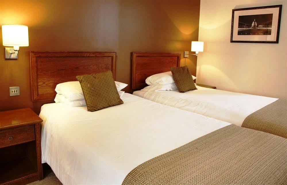 Crown Hotel Chertsey Zewnętrze zdjęcie