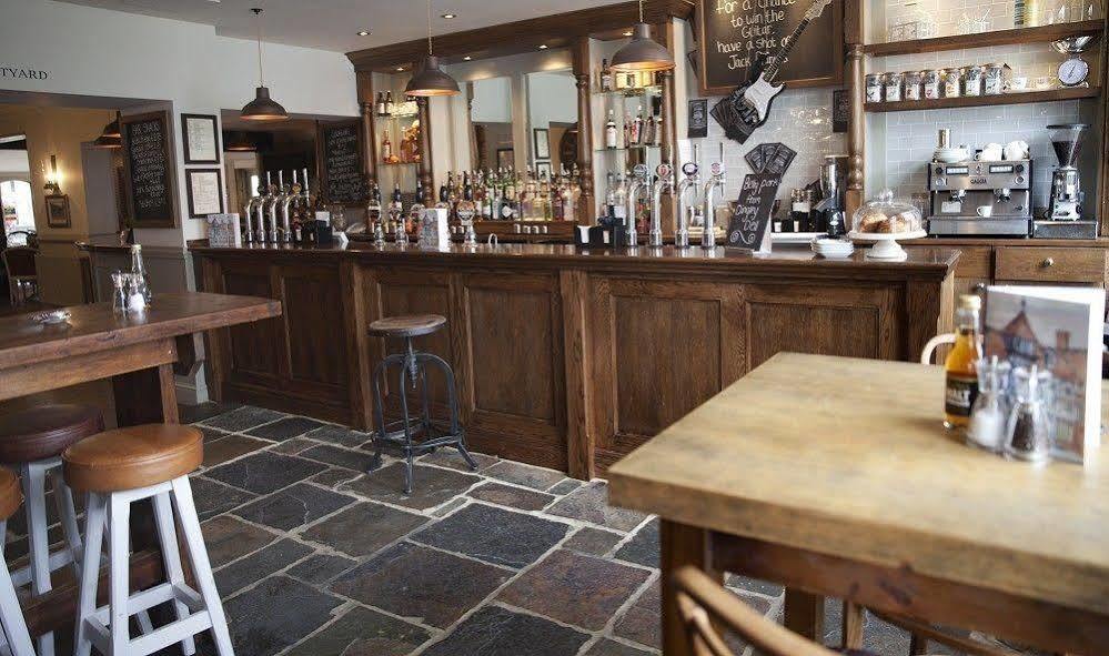 Crown Hotel Chertsey Zewnętrze zdjęcie
