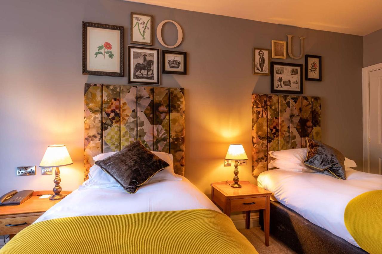 Crown Hotel Chertsey Zewnętrze zdjęcie