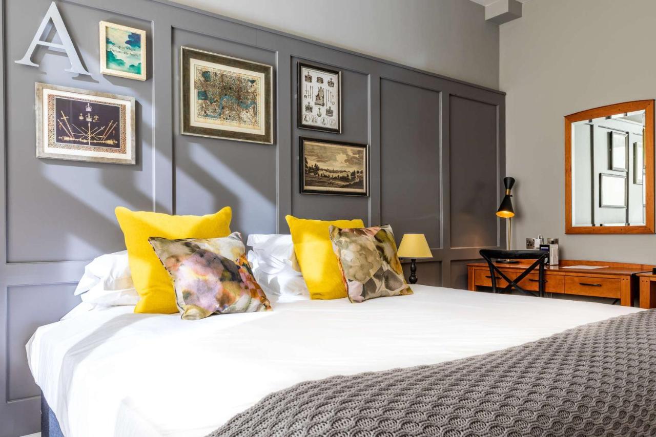 Crown Hotel Chertsey Zewnętrze zdjęcie