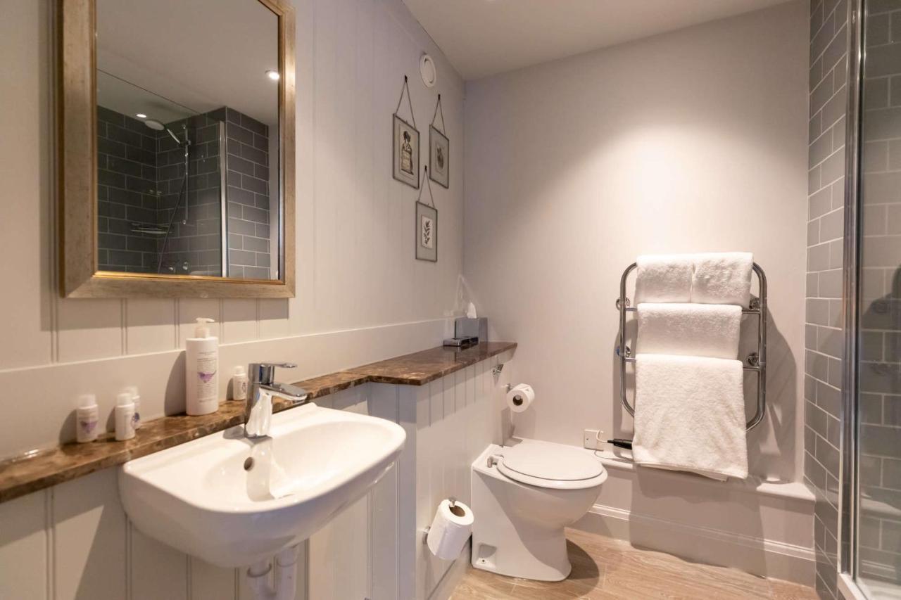 Crown Hotel Chertsey Zewnętrze zdjęcie