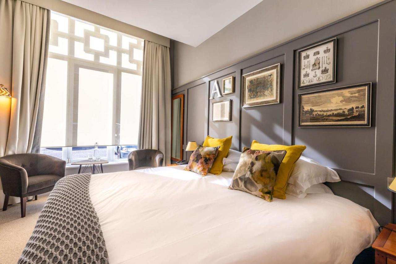 Crown Hotel Chertsey Zewnętrze zdjęcie